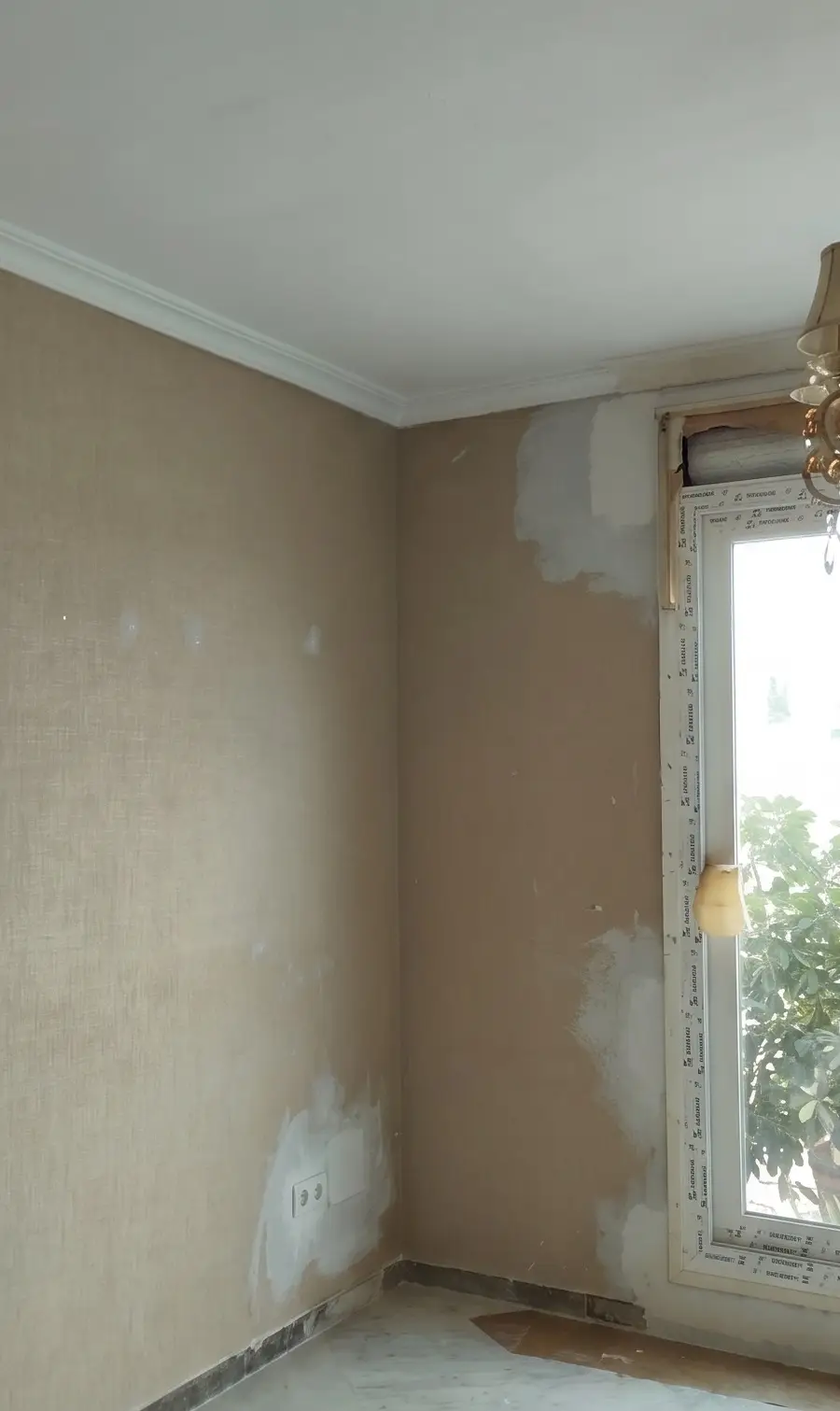Trabajo de pintura con alisado de paredes mediante masilla en una vivienda de Aguilar de la Frontera