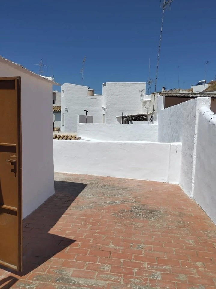 Servicio de pintura en muros de azotea con acabado blanco y suelo de baldosa cerámica en Aguilar de la Frontera