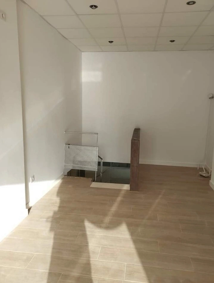 Reforma parcial con suelo cerámico de imitación madera y paredes blancas en Aguilar de la Frontera